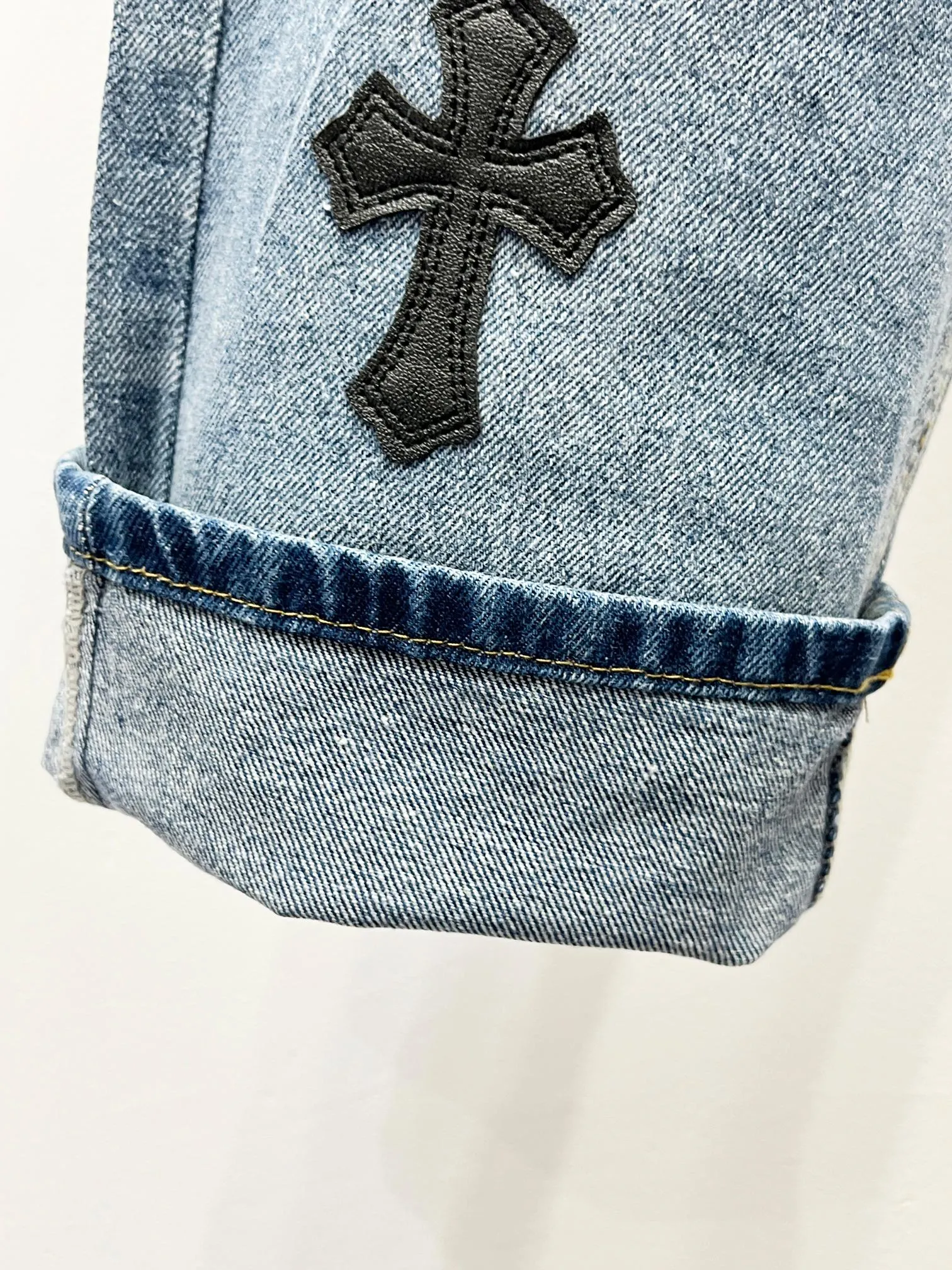 P260 Style number: (K530) Chrome Hearts & CH city limited series Sanskrit cross patch leather jeans, black and white color matching - Chengdu "chengdu" jeans catering to the hometown of Chengdu giant pandas. The finished products need to be washed and then disassembled and hand-stitched with sheepskin cross leather and then spliced ​​together to complete. The whole piece has too many processes to explain. The texture can be seen in the hand, and it looks good. The styles with different washed textures are very friendly to people with thin legs and thick legs. The straight version is very flattering to the leg shape. The moderate length is timeless and can be matched easily and casually. It is the basic styling foundation for various styles and is a must-have in the wardrobe! The fabric is stiff but also makes the upper body soft without losing texture. The washing process is even more perfect. It is a must-have item for everyone! ! ! Washed wheat, hang tag, pants label, three labels are complete, the upper body effect is particularly stiff and stylish, super stylish, the same style for men and women - Color: blue and black Size: 28 30 32 34